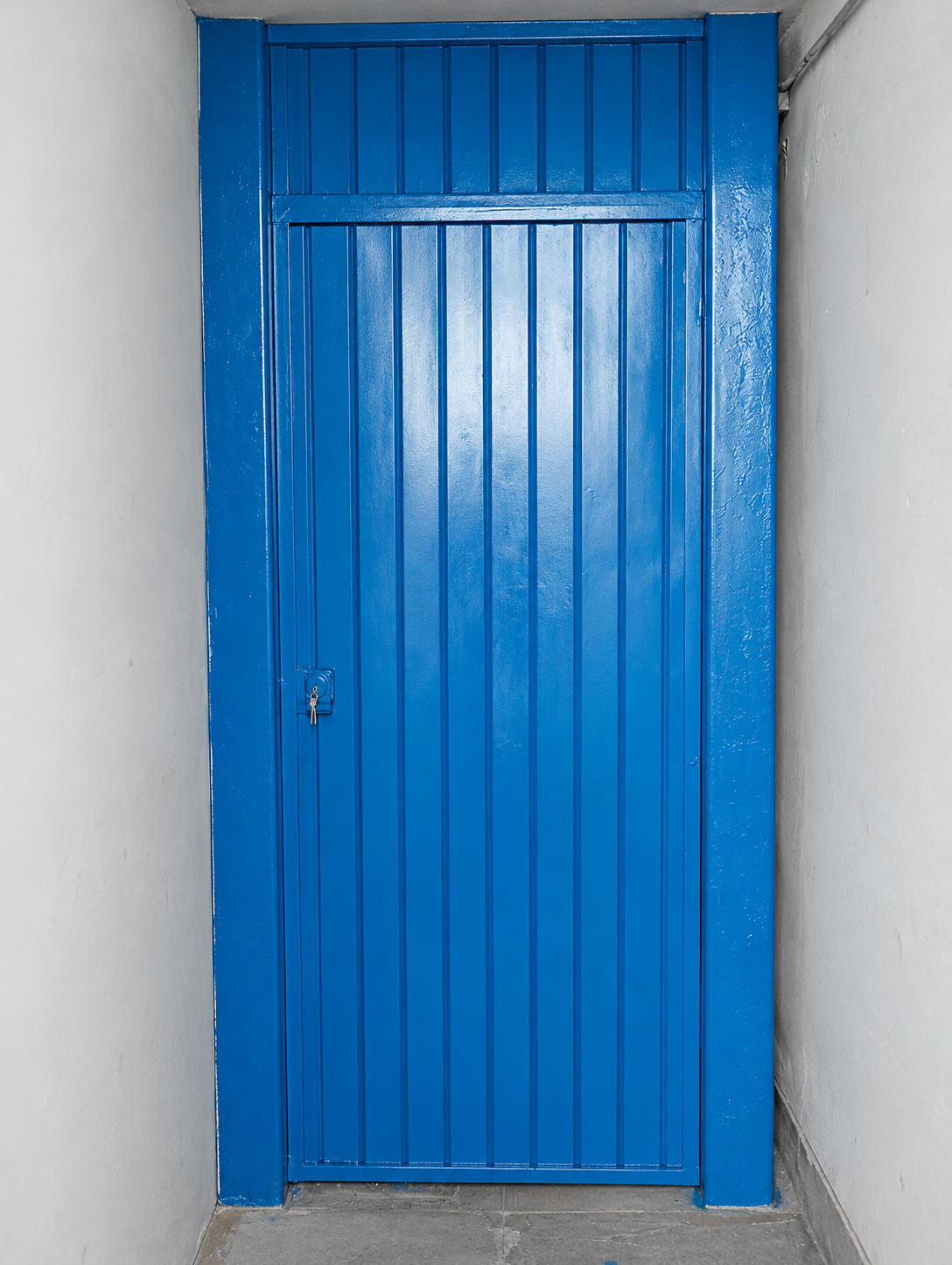 Puerta metálica reforzada con perfiles verticales en Elant Fase 3