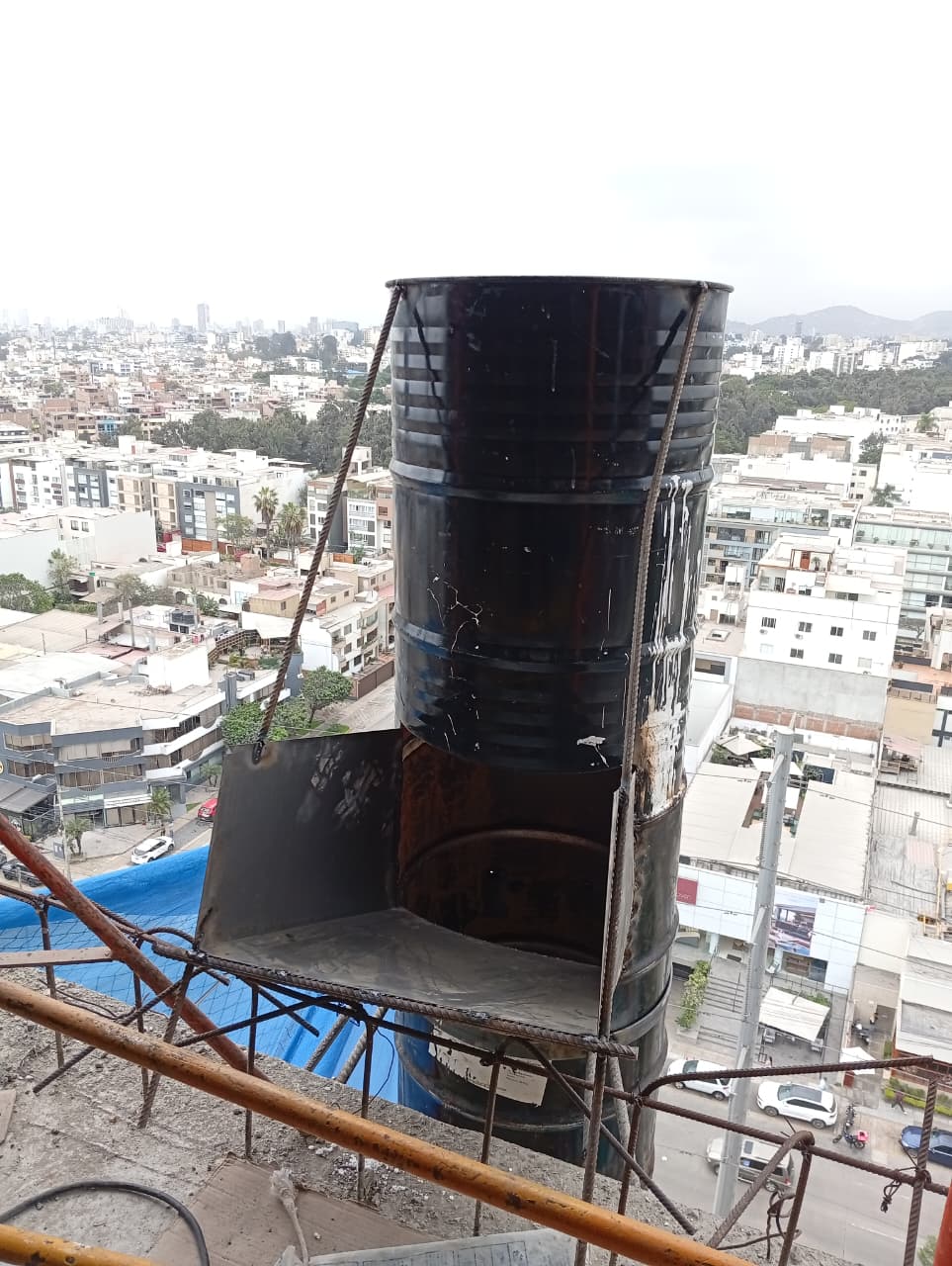 Chute metálico instalado en el Hotel Hilton MDP de 19 pisos