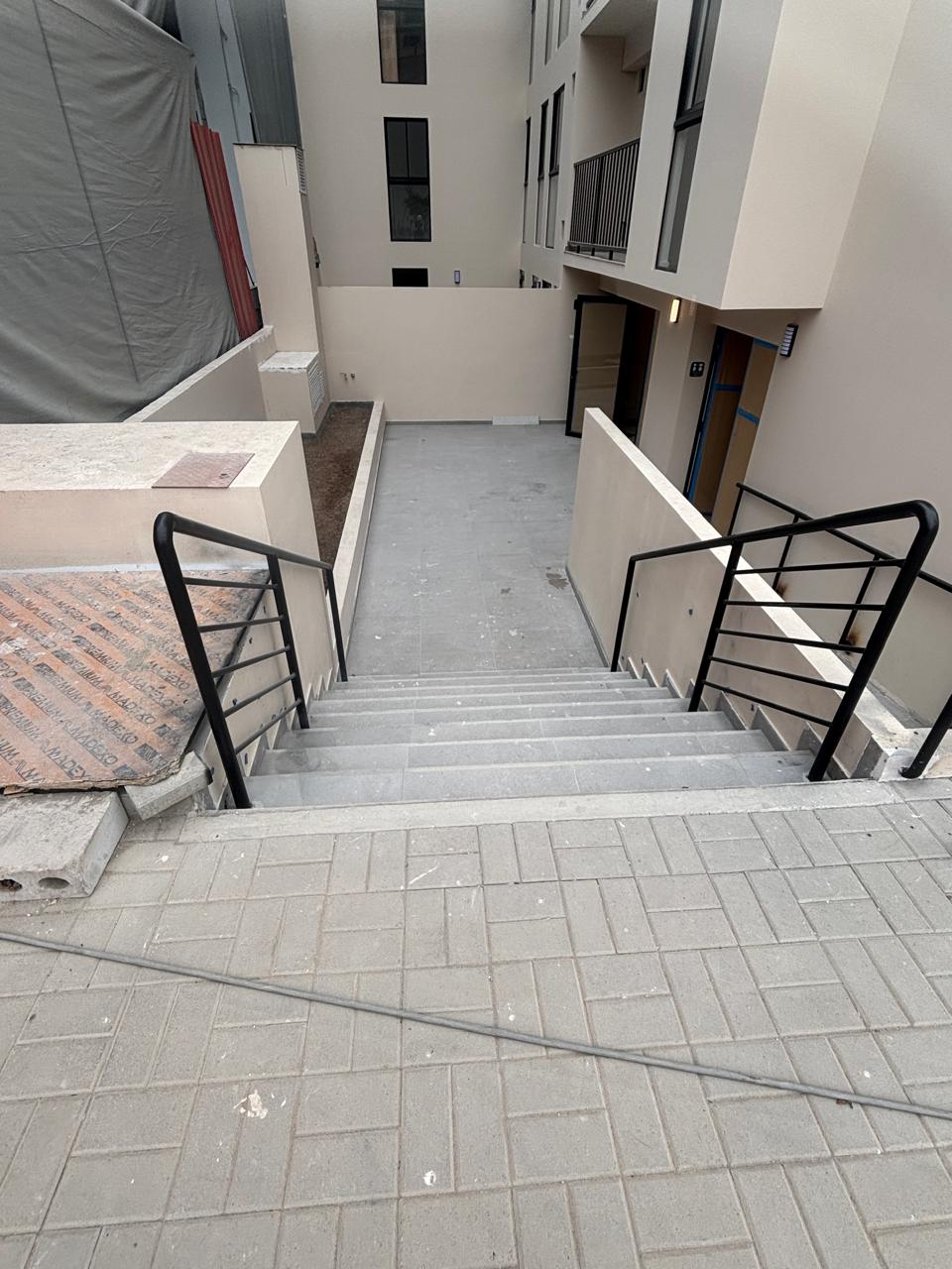 Barandas y pasamanos metálicos para escaleras en Qantua Fase 2