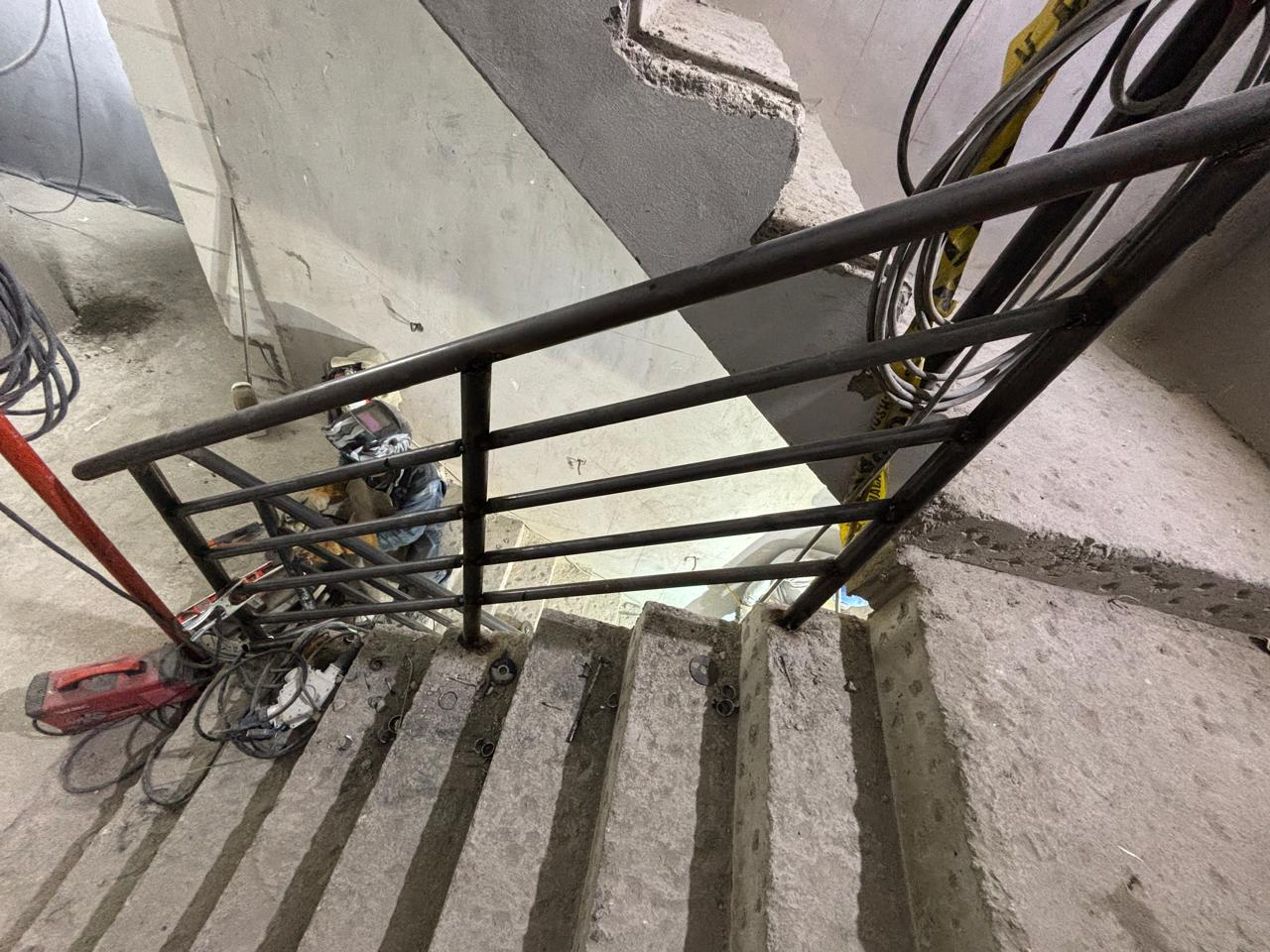 Instalación de barandas metálicas para escaleras de emergencia en Qantua Fase 1