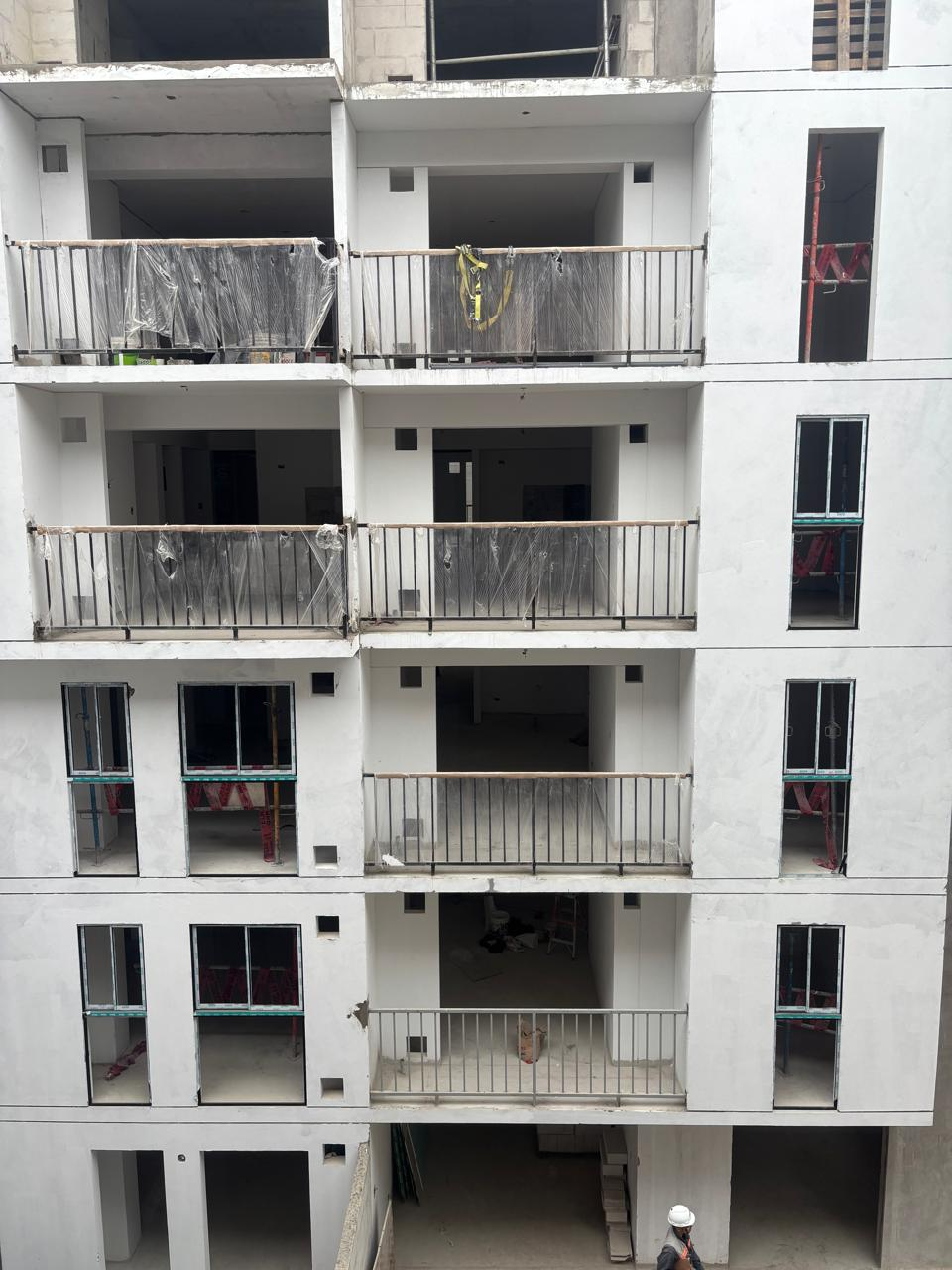Instalación de barandas metálicas para balcones durante la etapa de construcción en Qantua Fase 2