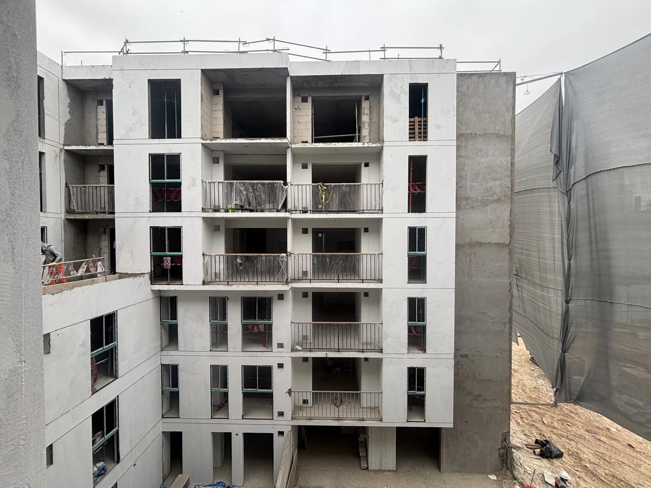Proceso de instalación de barandas metálicas en azotea de Qantua Fase 2