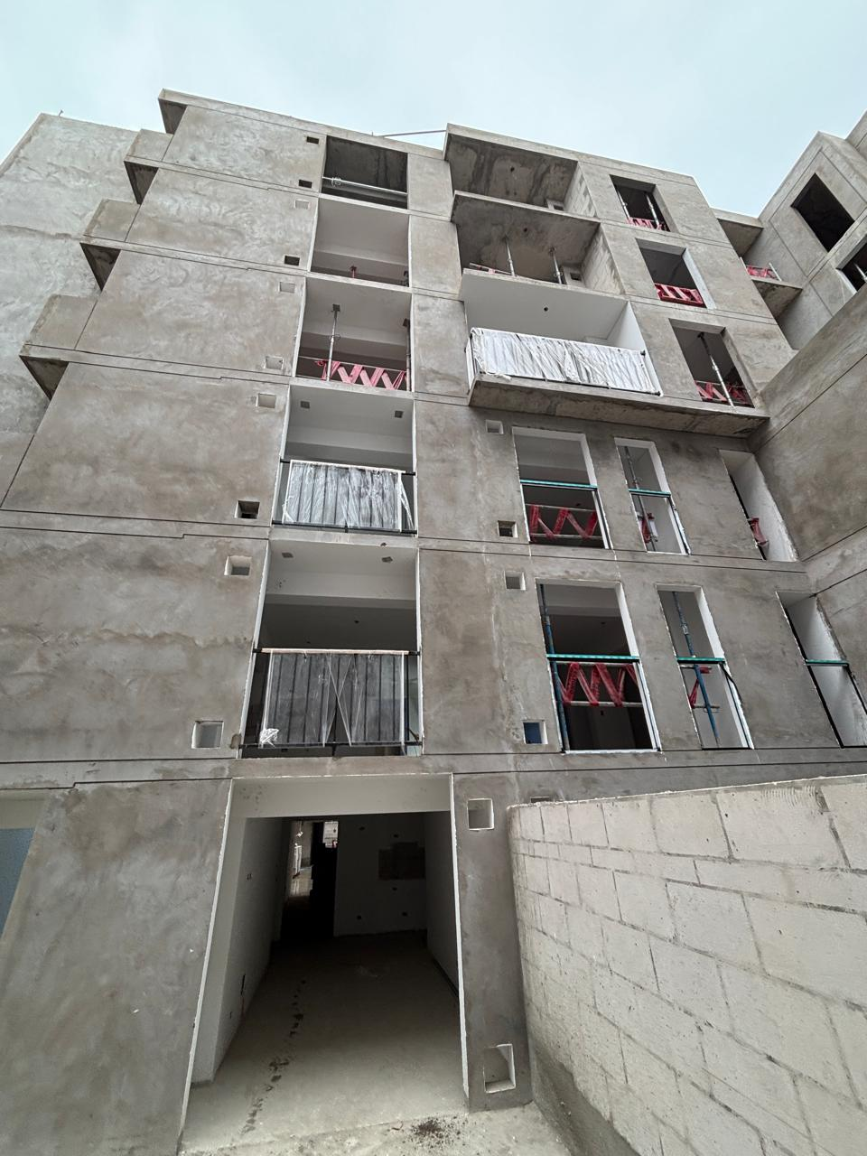Barandas metálicas para balcones en proceso constructivo en Qantua Fase 2