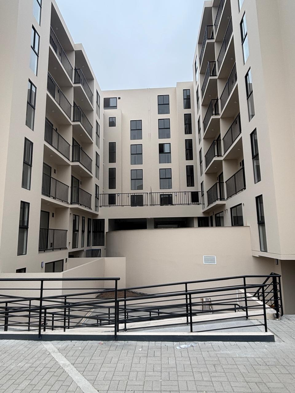 Barandas metálicas para balcones y rampas de acceso en Qantua Fase 1