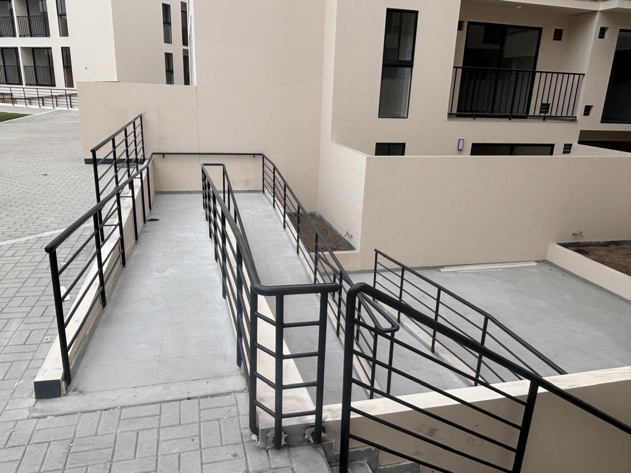 Barandas metálicas para rampas de circulación en Qantua Fase 1