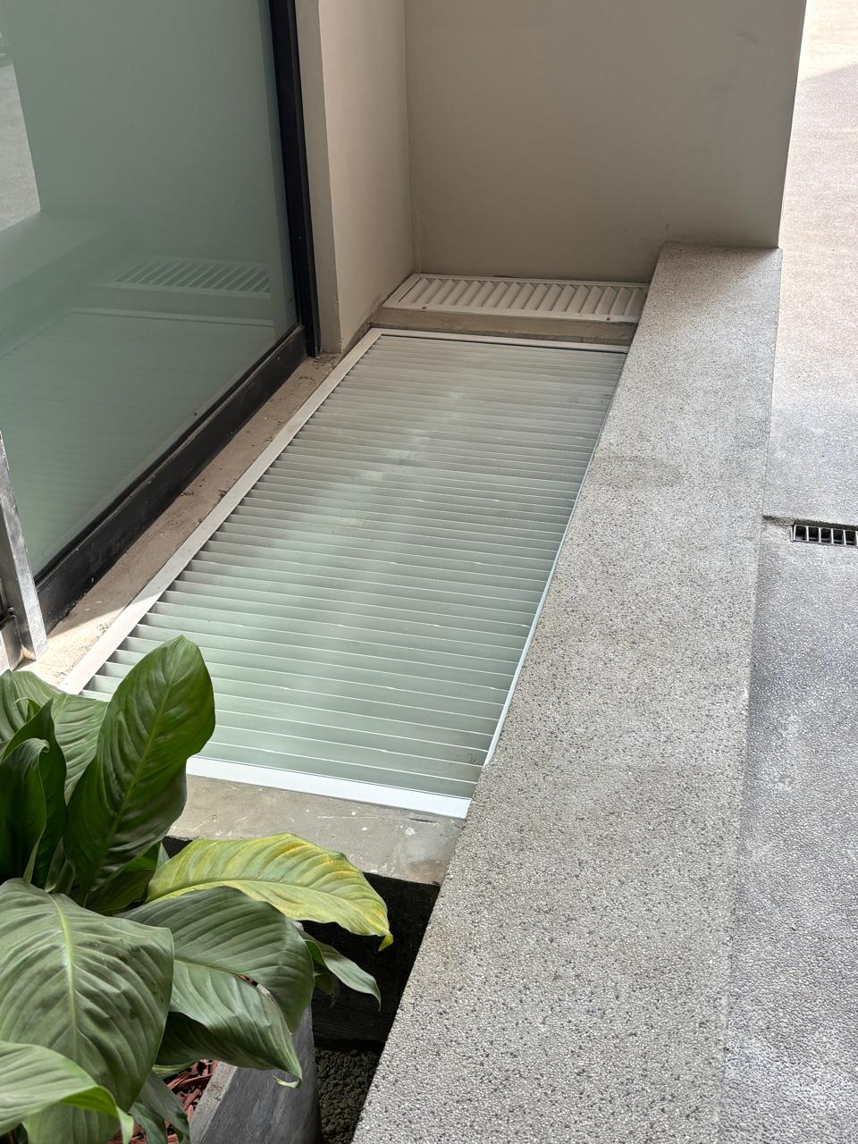 Rejilla metálica para ventilación de ducto técnico en Qantua Fase 1