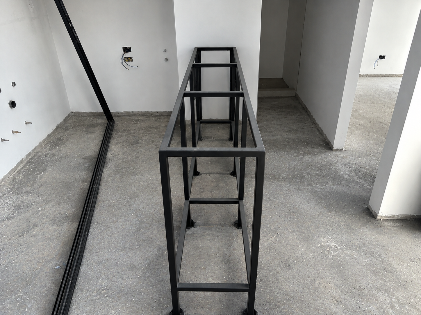 Estructura metálica para mesa integrada durante el proceso de fabricación en Qantua Fase 2