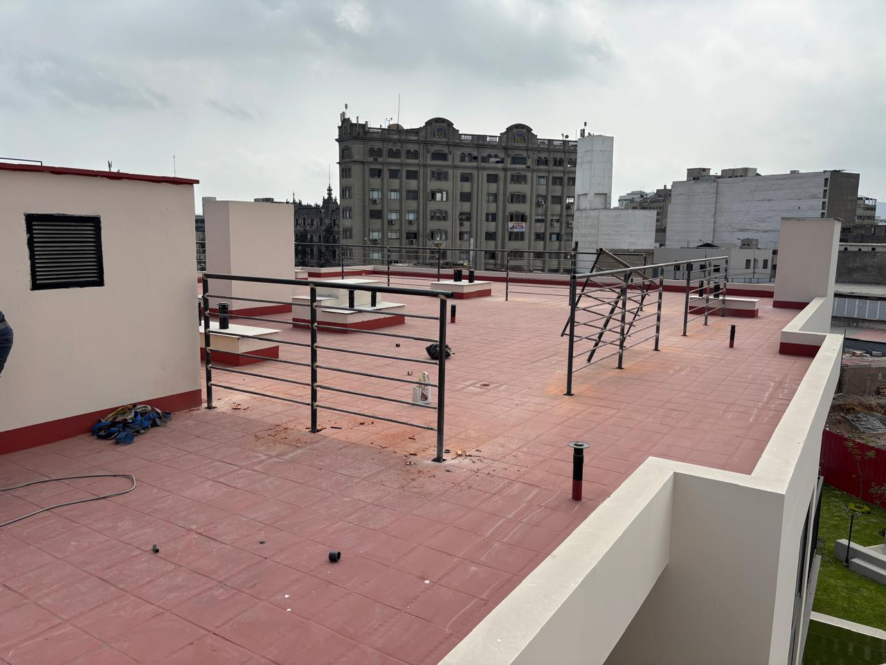 Azotea en proceso de instalación de barandas metálicas en Qantua Fase 2