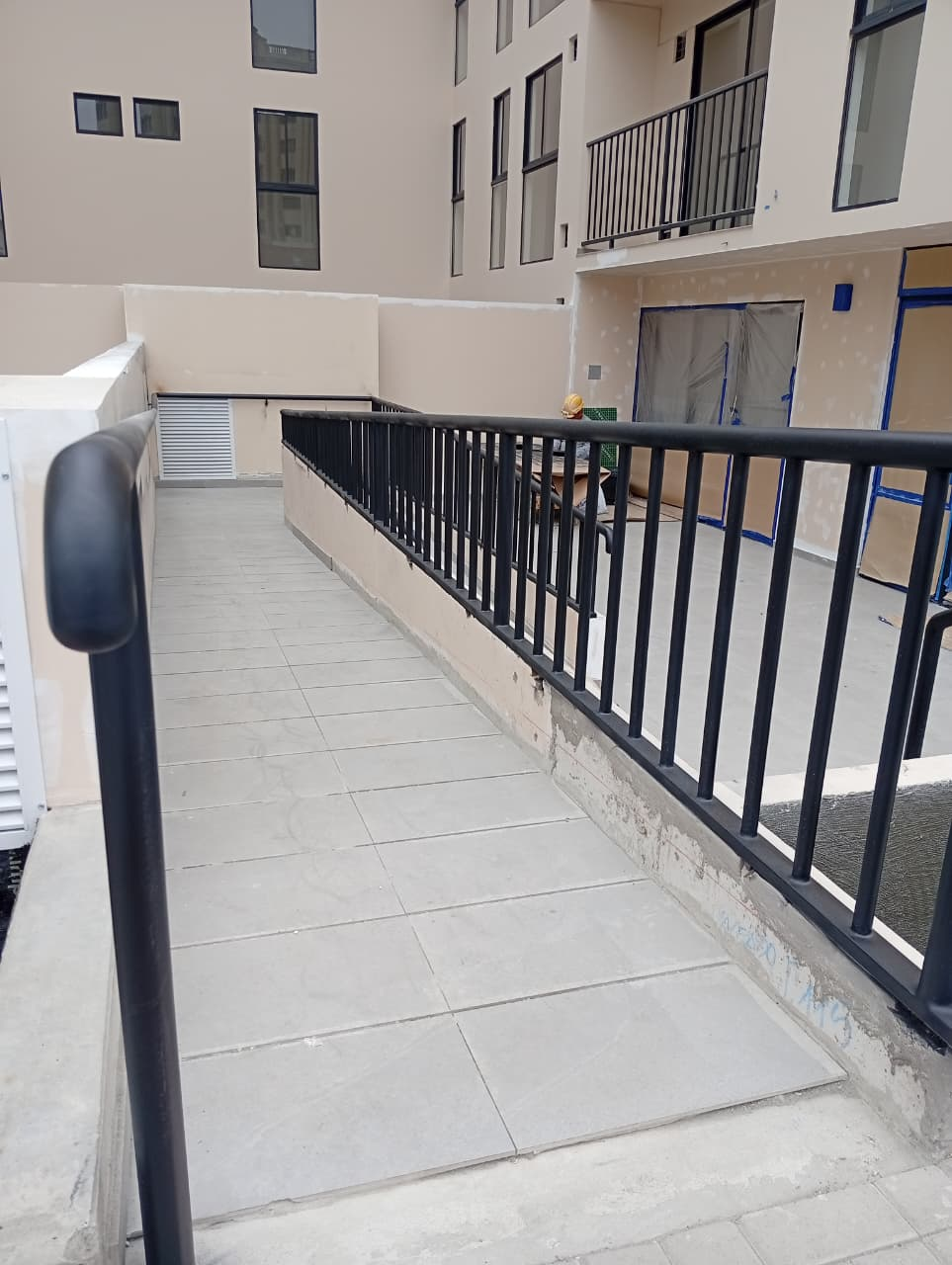 Barandas metálicas para rampa de circulación peatonal en Qantua Fase 2