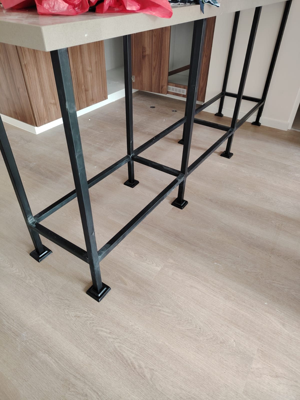 Estructura metálica para mesa integrada en departamento de Qantua Fase 2