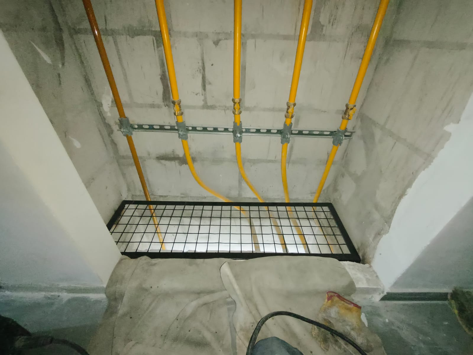 Rejilla metálica instalada en ducto técnico de Qantua